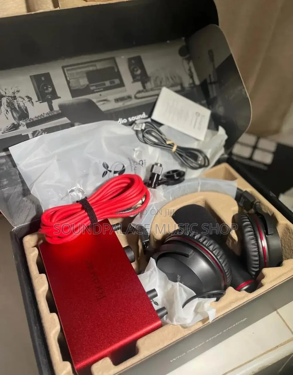 Focusrite Scarlett 2i2 Studio Bundle (4th Generation)