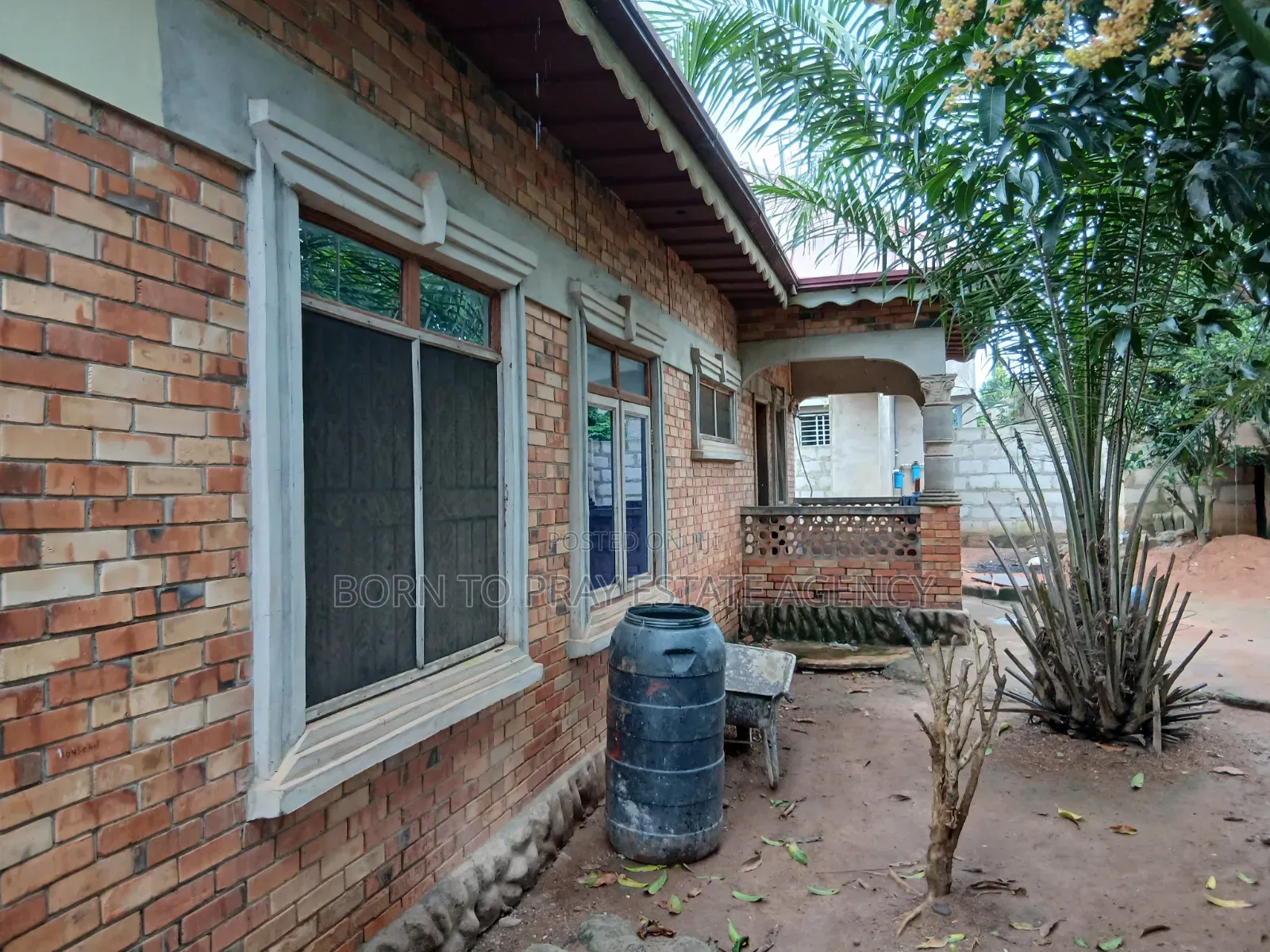 7bdrm House in Born 2 Pray Estate, Ejisu-Juaben Municipal for rent