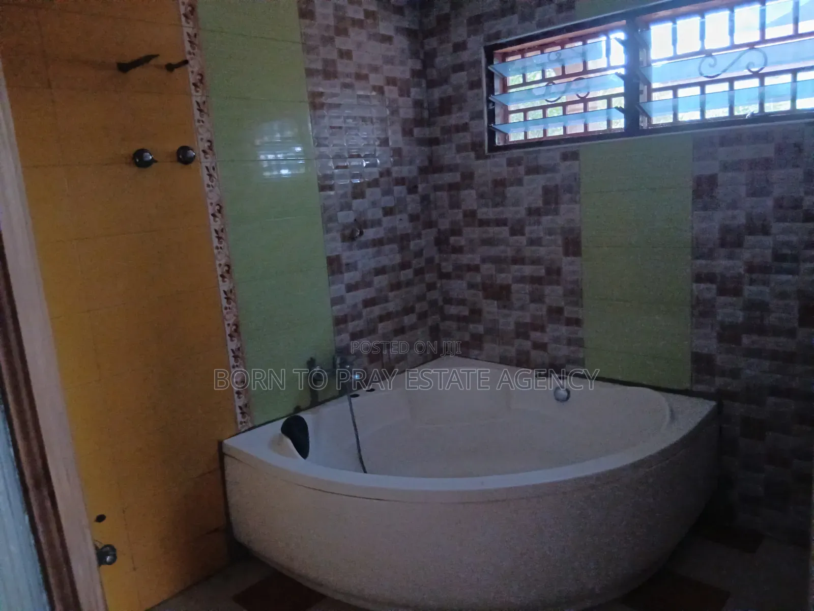 7bdrm House in Born 2 Pray Estate, Ejisu-Juaben Municipal for rent