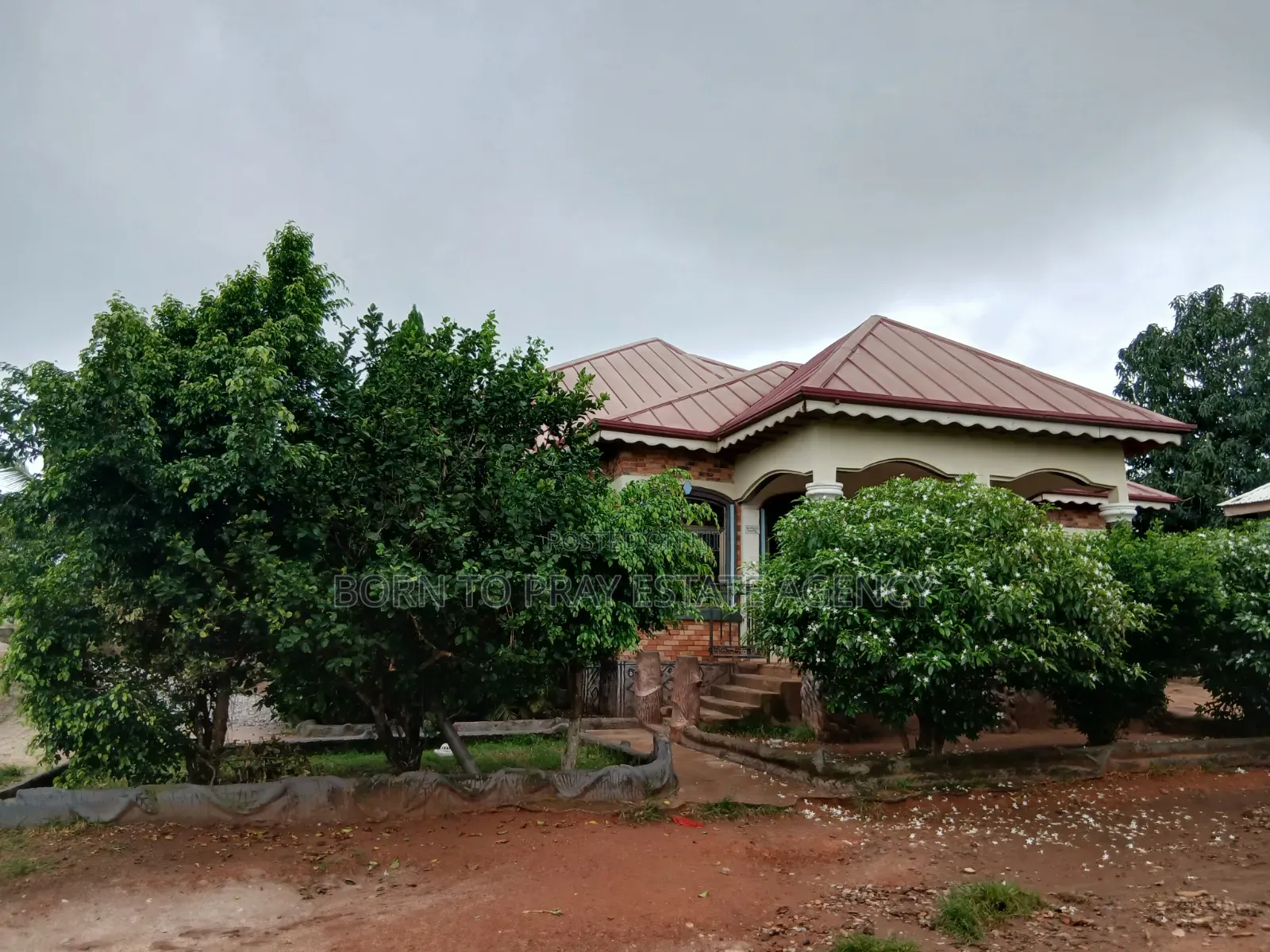 7bdrm House in Born 2 Pray Estate, Ejisu-Juaben Municipal for rent