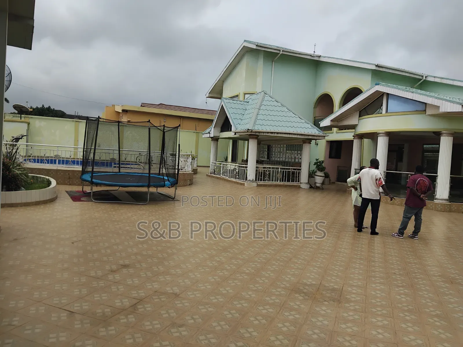 9bdrm Mansion in North Legon for sale