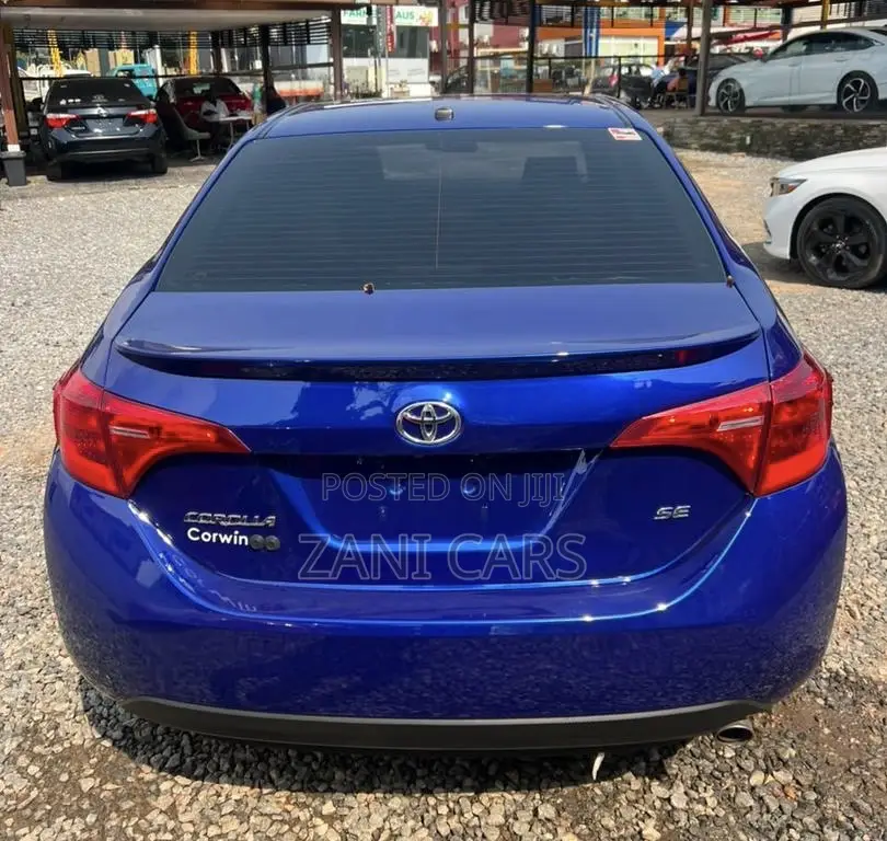 Toyota Corolla SE (1.8L 4cyl 6M) 2018 Blue