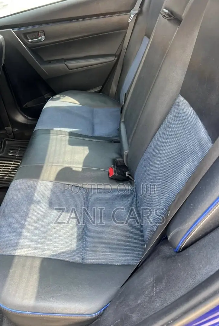 Toyota Corolla SE (1.8L 4cyl 6M) 2018 Blue