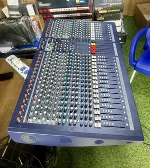 Soundcraft Lx9 24-Channel Analog Mixer