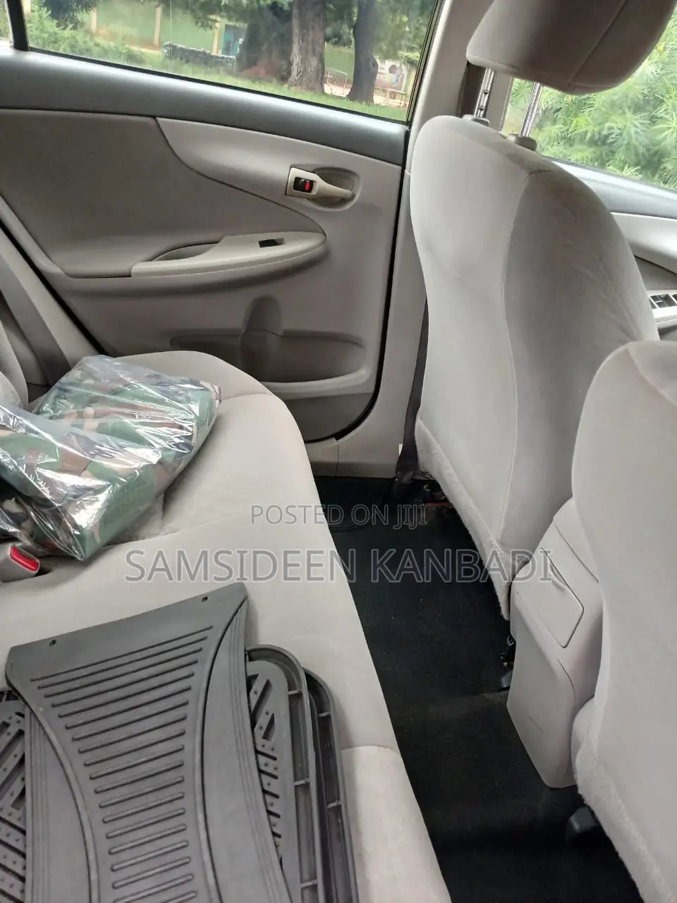 Toyota Corolla Base 4dr Sedan (1.8L 4cyl 5M) 2010 Black
