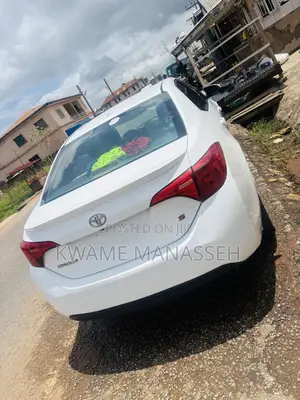 Toyota Corolla LE Eco 4dr Sedan (1.8L 4cyl CVT) 2016 White