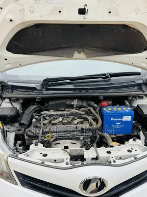 Toyota Vitz 2013 Off white