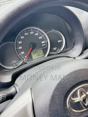 Toyota Vitz 2013 Off white