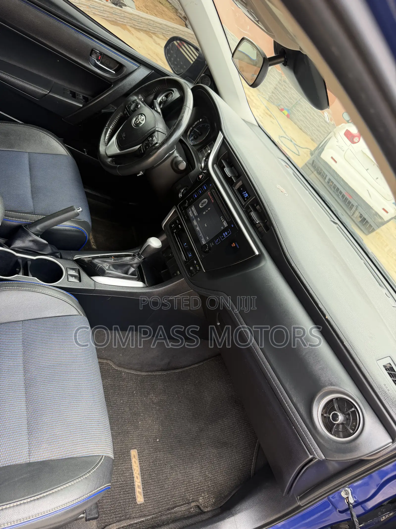 Toyota Corolla SE (1.8L 4cyl 6M) 2018 Blue