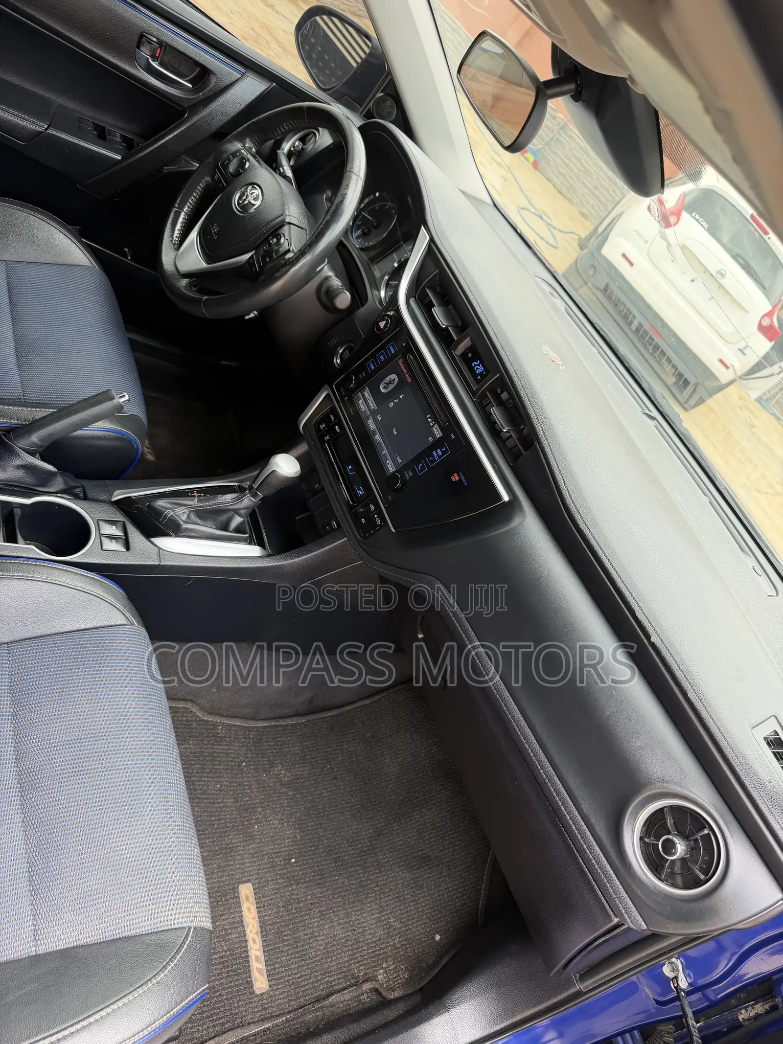 Toyota Corolla SE (1.8L 4cyl 6M) 2018 Blue