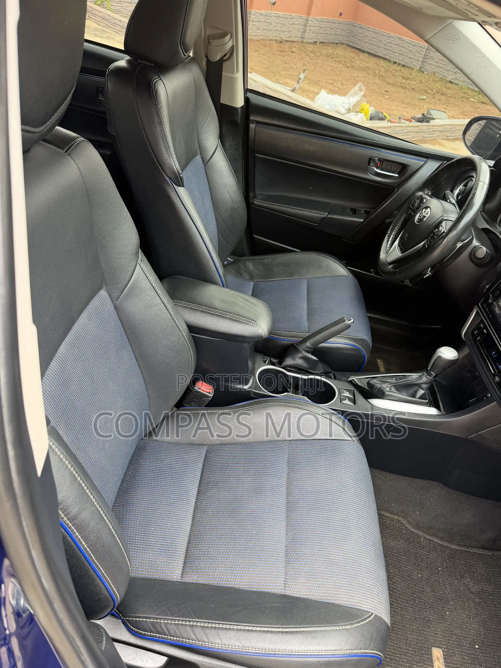Toyota Corolla SE (1.8L 4cyl 6M) 2018 Blue