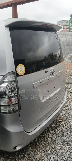 Toyota Grand HiAce 2010 Silver