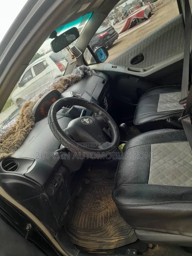 Toyota Vitz 2010 Black