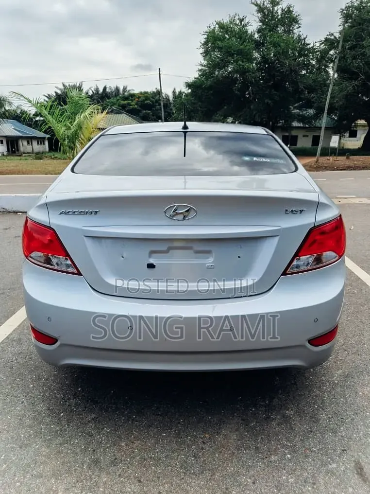 Hyundai Accent 2017 Silver