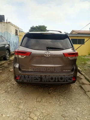 Toyota Highlander XLE 4x4 V6 (3.5L 6cyl 8A) 2017 Gray