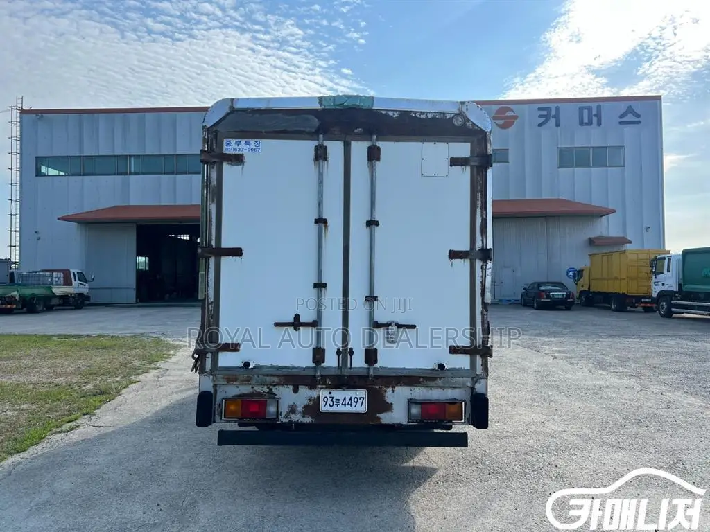 Hyundai Mighty 3.5 Ton Wing Body Cargo Truck 2010