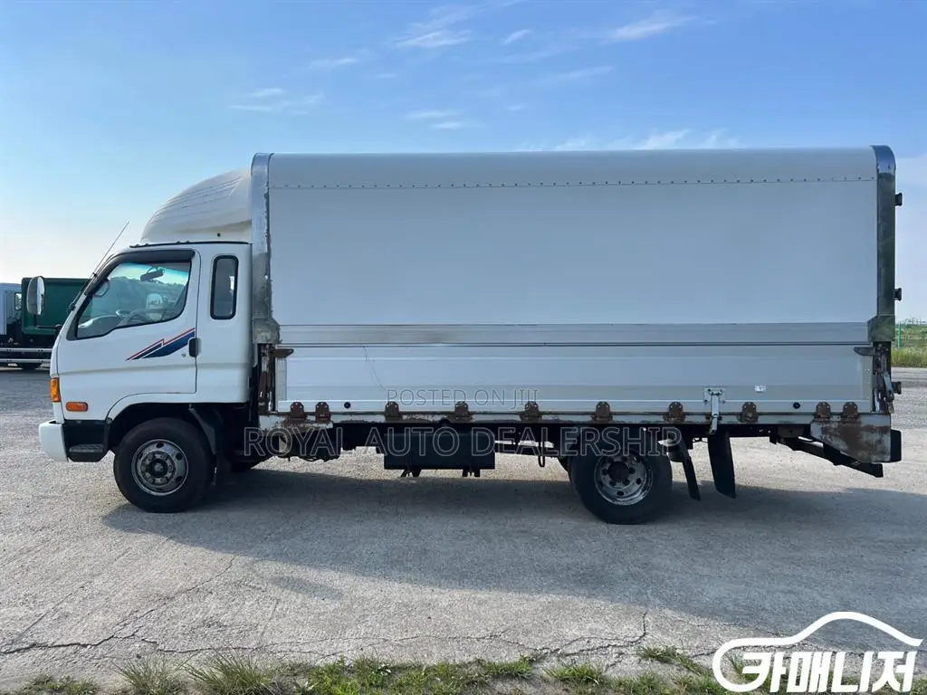 Hyundai Mighty 3.5 Ton Wing Body Cargo Truck 2010