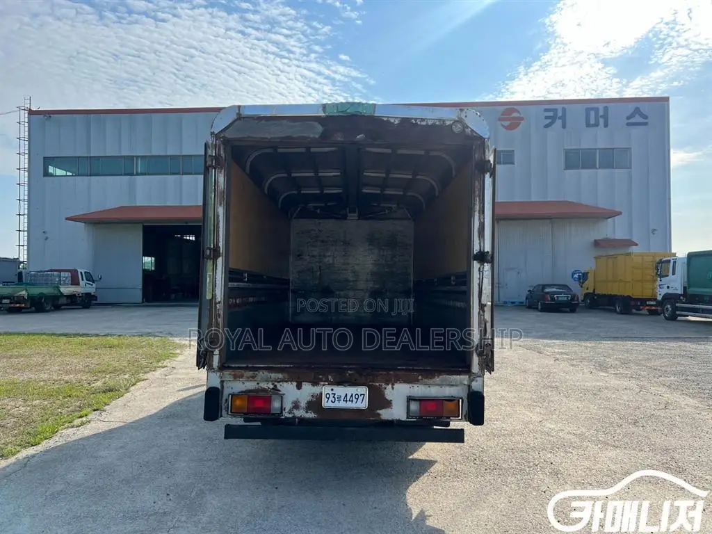 Hyundai Mighty 3.5 Ton Wing Body Cargo Truck 2010