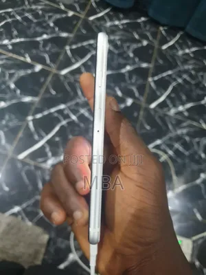 Apple iPhone SE (2020) 64 GB White