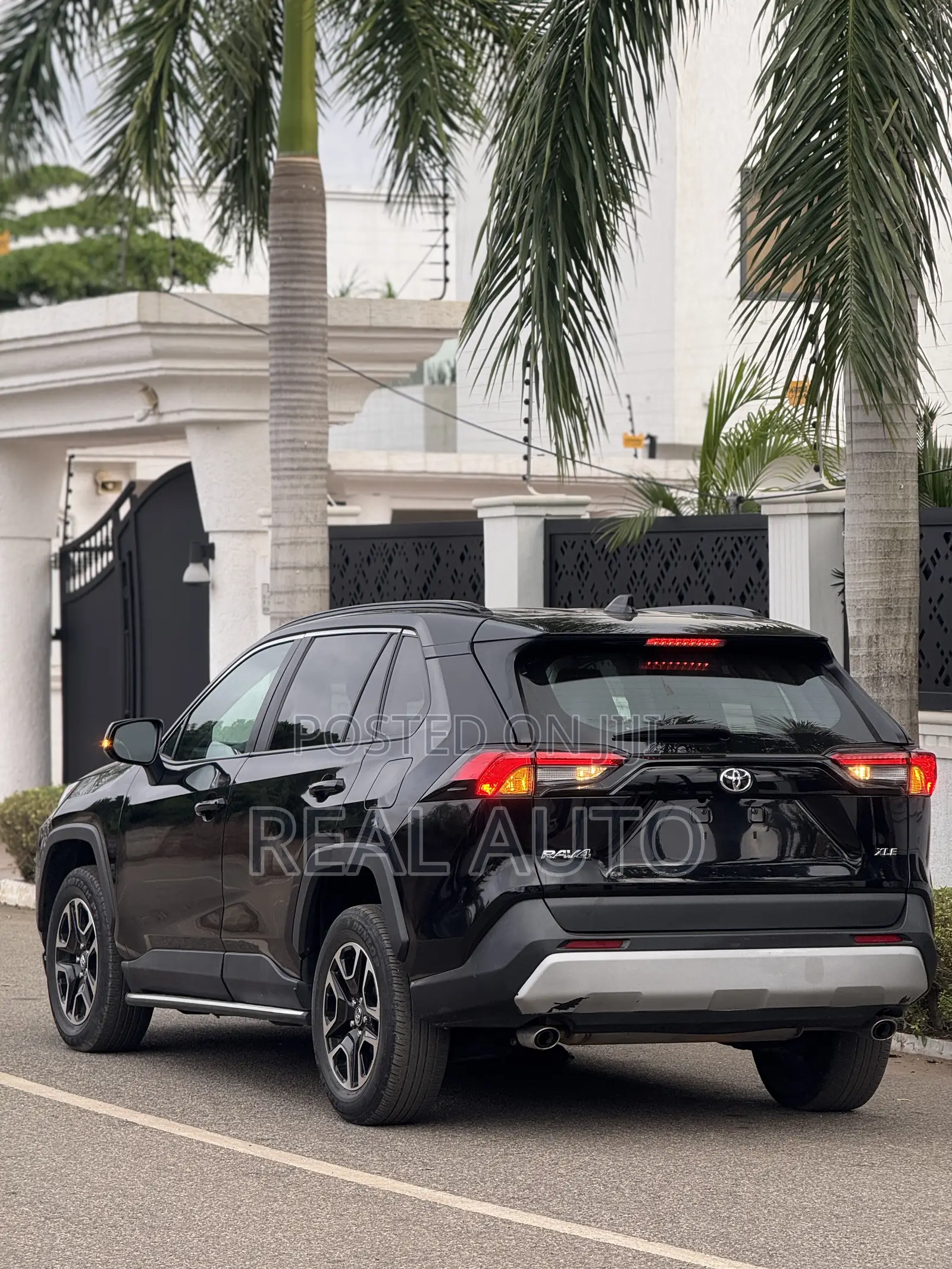 Toyota RAV4 XLE Premium AWD 2024 Black