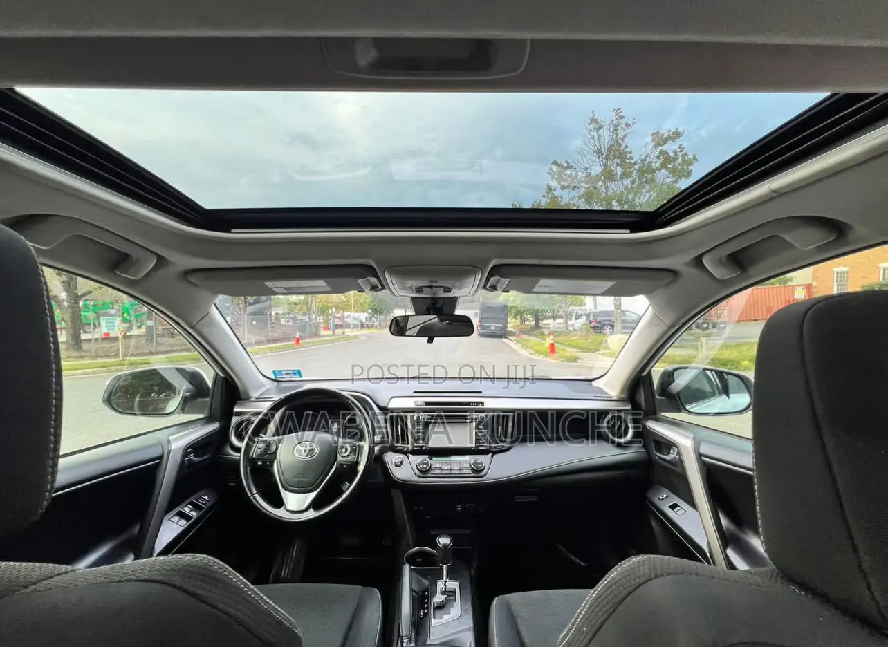 Toyota RAV4 XLE 4dr SUV AWD (2.5L 4cyl 6A) 2018 White