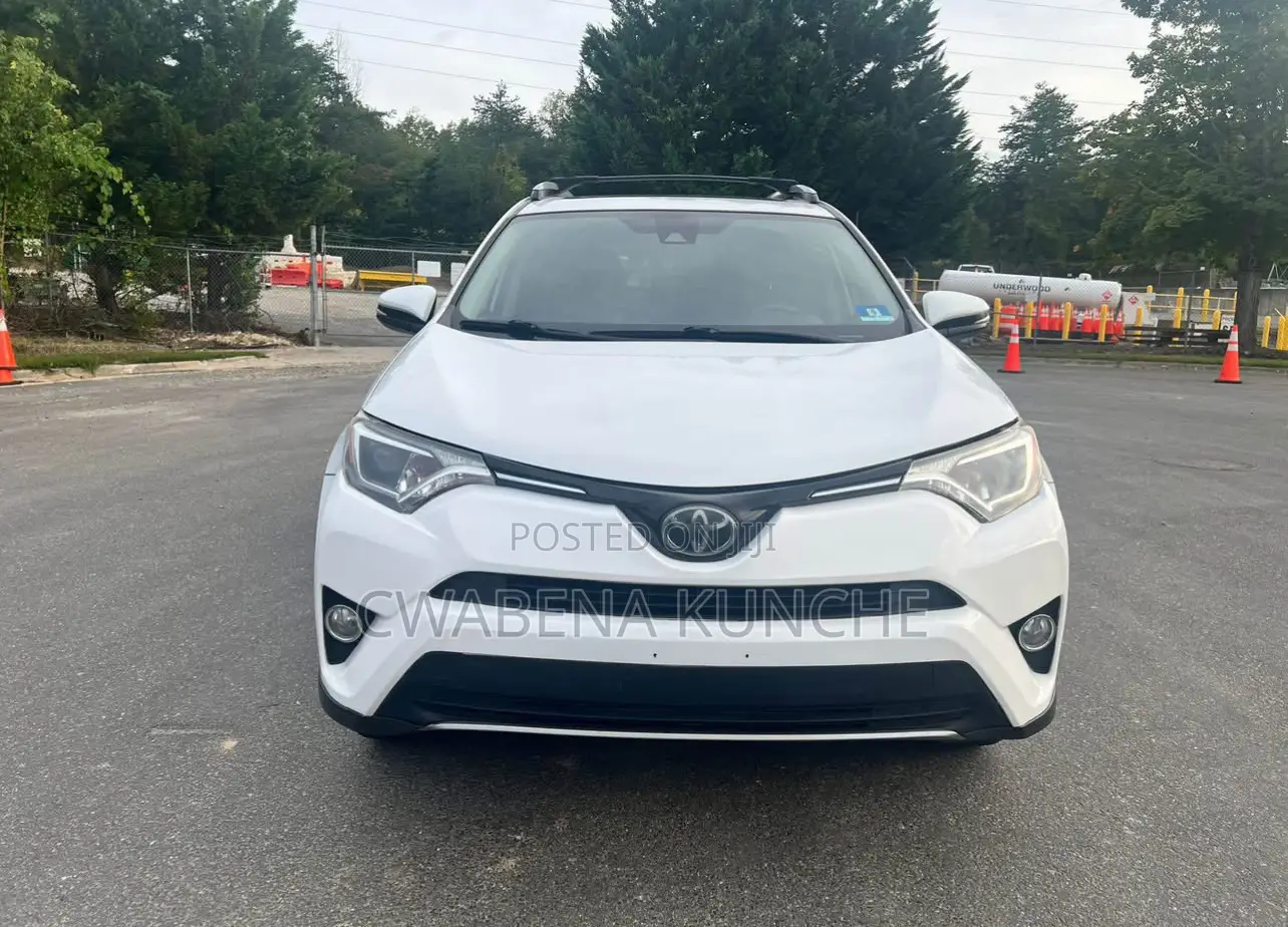 Toyota RAV4 XLE 4dr SUV AWD (2.5L 4cyl 6A) 2018 White