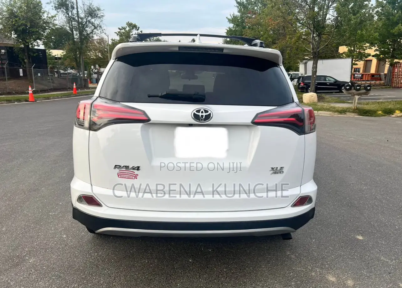 Toyota RAV4 XLE 4dr SUV AWD (2.5L 4cyl 6A) 2018 White