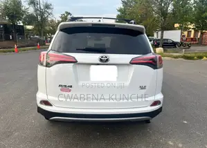 Toyota RAV4 XLE 4dr SUV AWD (2.5L 4cyl 6A) 2018 White