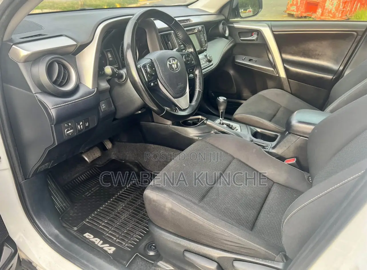 Toyota RAV4 XLE 4dr SUV AWD (2.5L 4cyl 6A) 2018 White