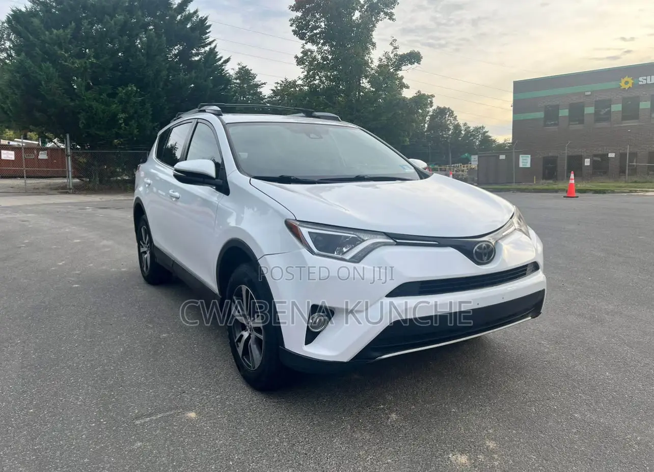 Toyota RAV4 XLE 4dr SUV AWD (2.5L 4cyl 6A) 2018 White