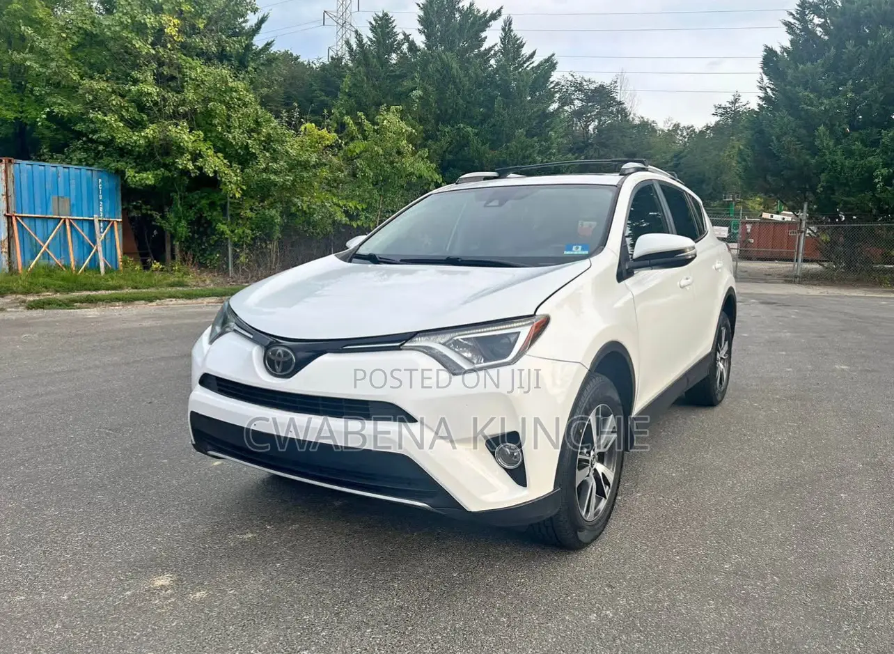 Toyota RAV4 XLE 4dr SUV AWD (2.5L 4cyl 6A) 2018 White