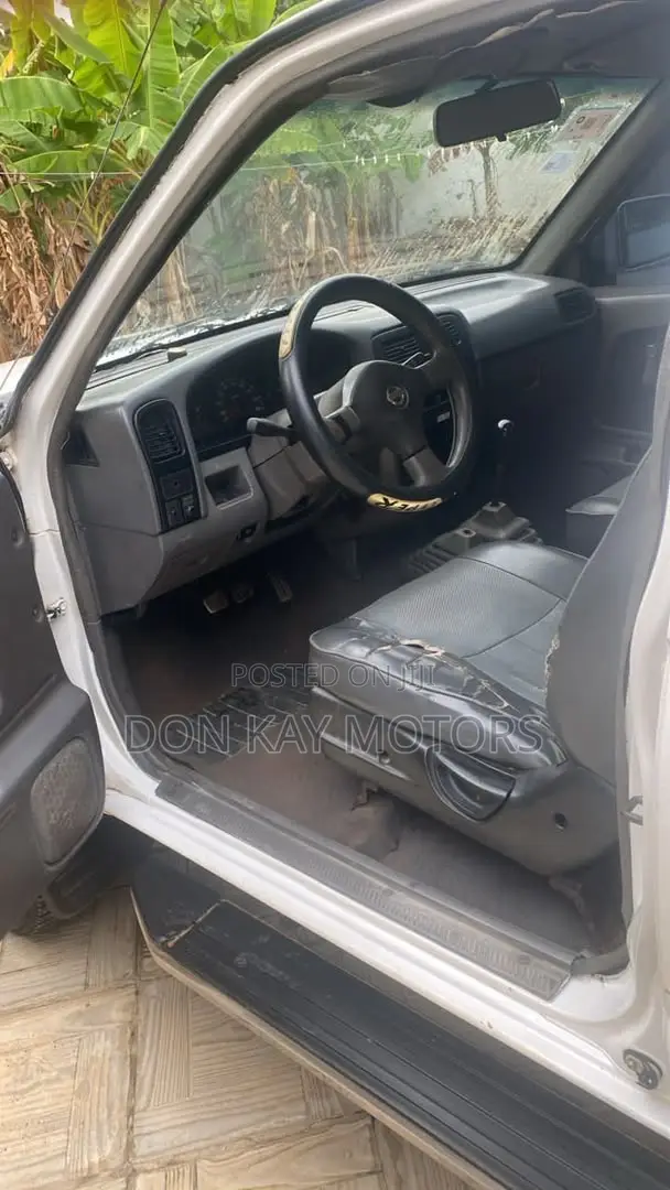 Nissan Hardbody 2018 White