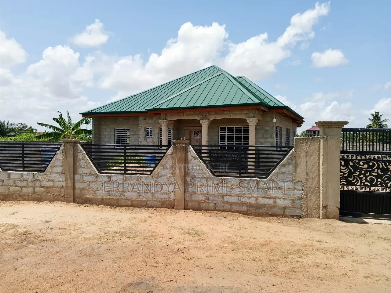 5bdrm House in Afuaman, Manhean for sale