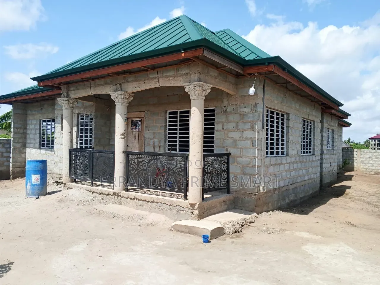 5bdrm House in Afuaman, Manhean for sale
