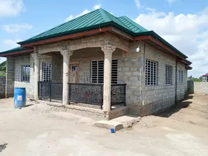 5bdrm House in Afuaman, Manhean for sale