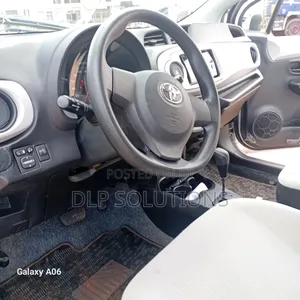 Toyota Vitz 2012 Silver