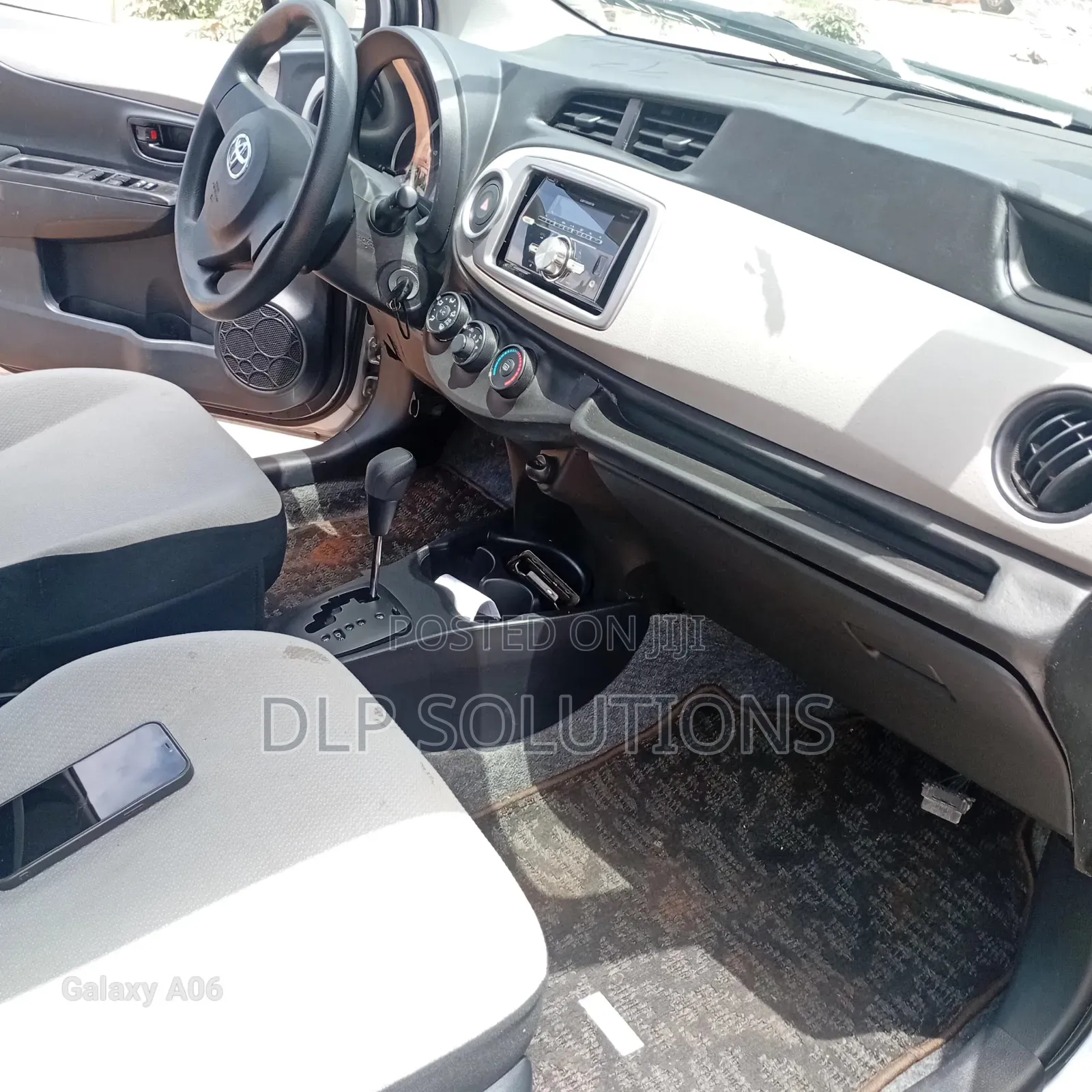 Toyota Vitz 2012 Silver