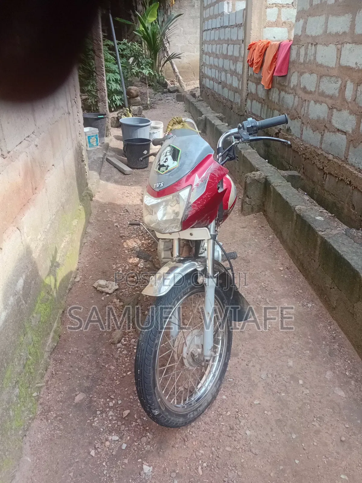 TVS HLX 125 2012 Red