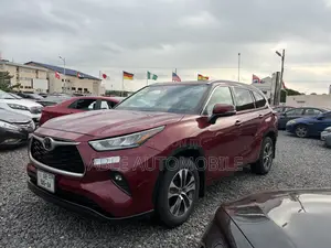 Toyota Highlander XLE 2022 Red
