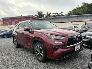 Toyota Highlander XLE 2022 Red