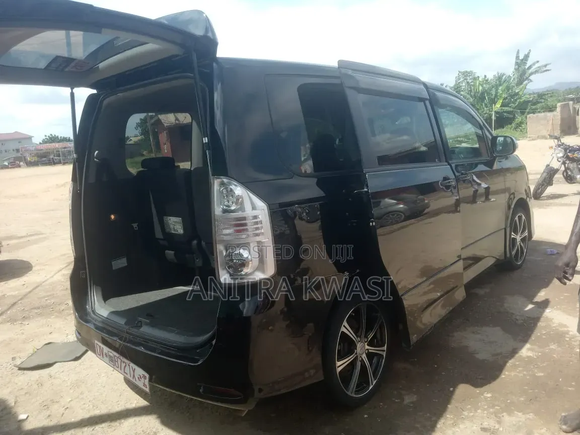 Toyota Voxy 2012 Black