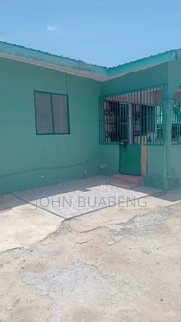 6bdrm House in Ojobi Winiba Road, Awutu Senya East Municipal for sale