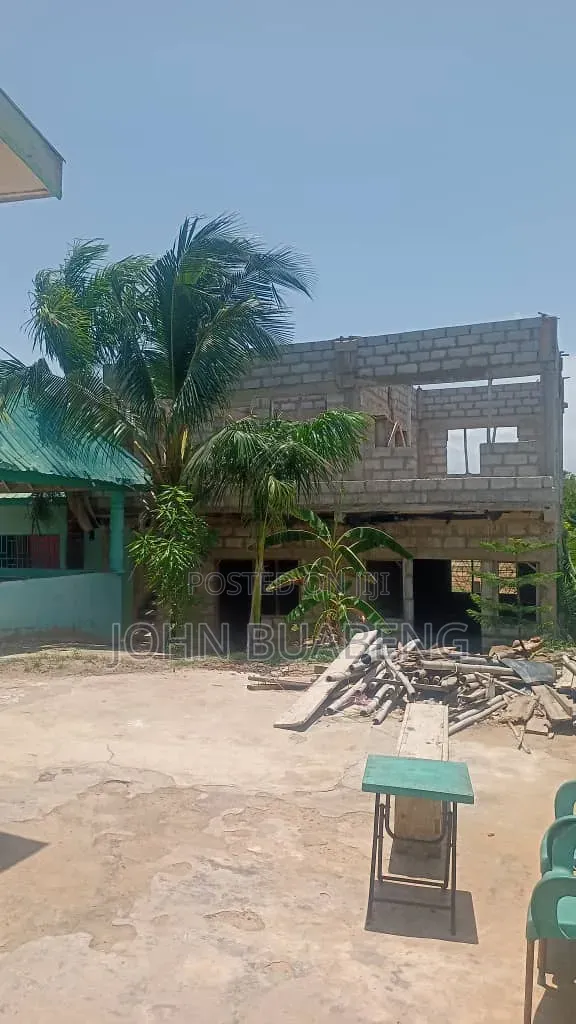 6bdrm House in Ojobi Winiba Road, Awutu Senya East Municipal for sale