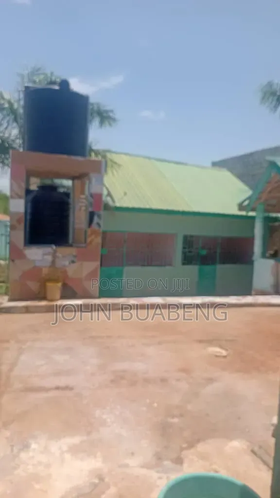 6bdrm House in Ojobi Winiba Road, Awutu Senya East Municipal for sale