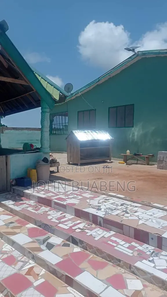 6bdrm House in Ojobi Winiba Road, Awutu Senya East Municipal for sale