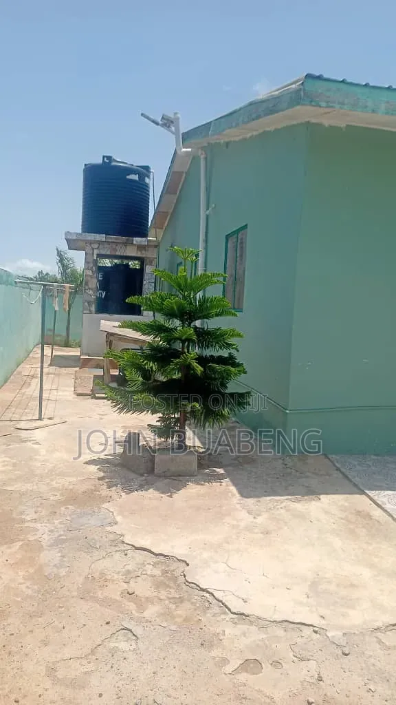 6bdrm House in Ojobi Winiba Road, Awutu Senya East Municipal for sale