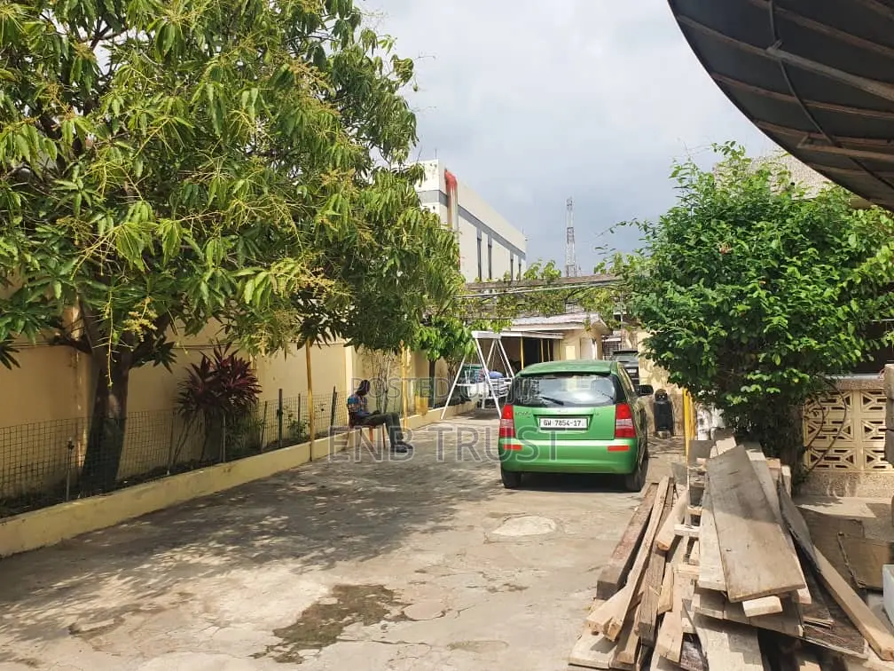 6bdrm House in Dzowulu, Nyaho Medical Centre for sale