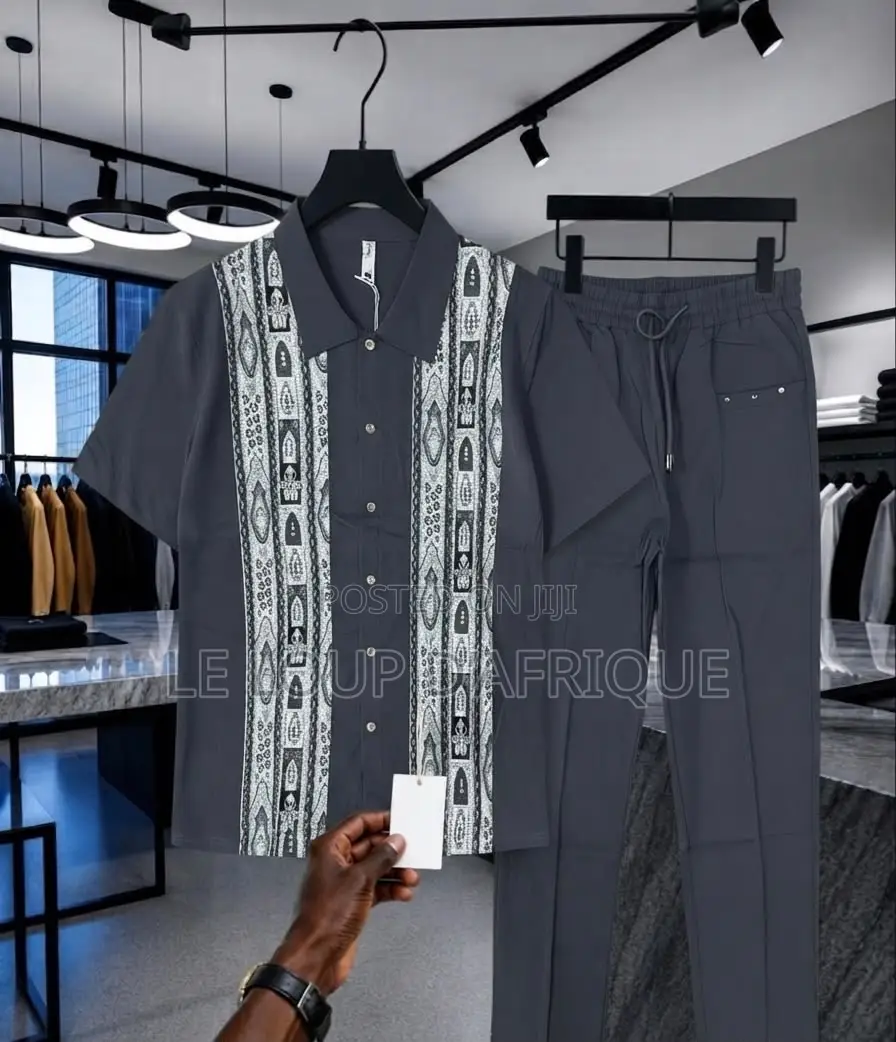 Classic Men Wear Short Sleeves and Trousers