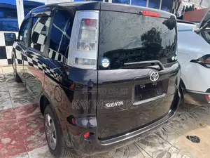 Toyota Sienta 1.5 FWD 2012