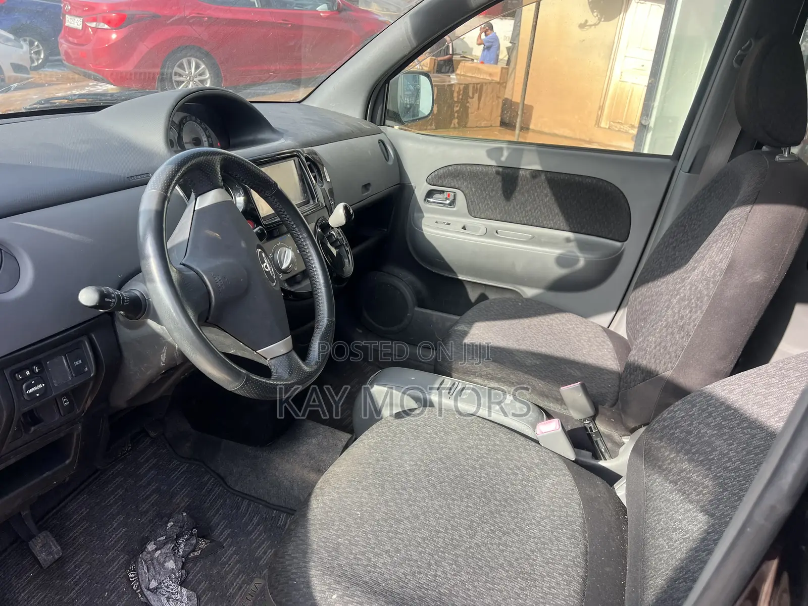 Toyota Sienta 1.5 FWD 2012